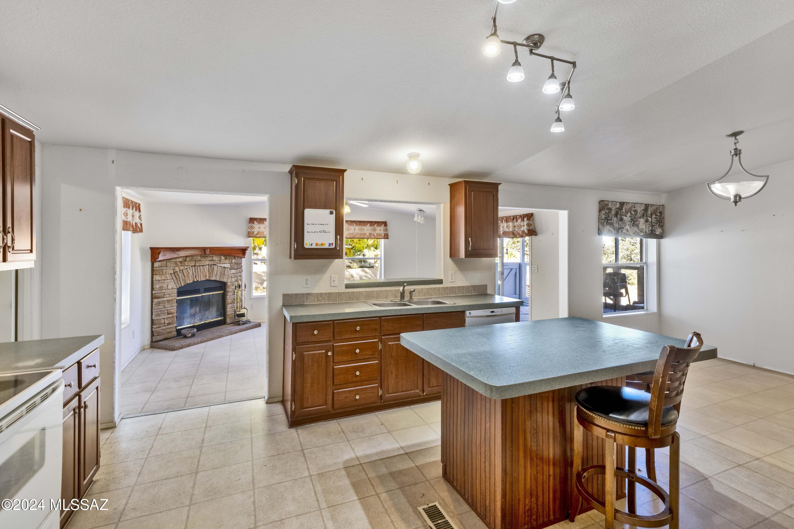 1915 S Cody Loop – photo