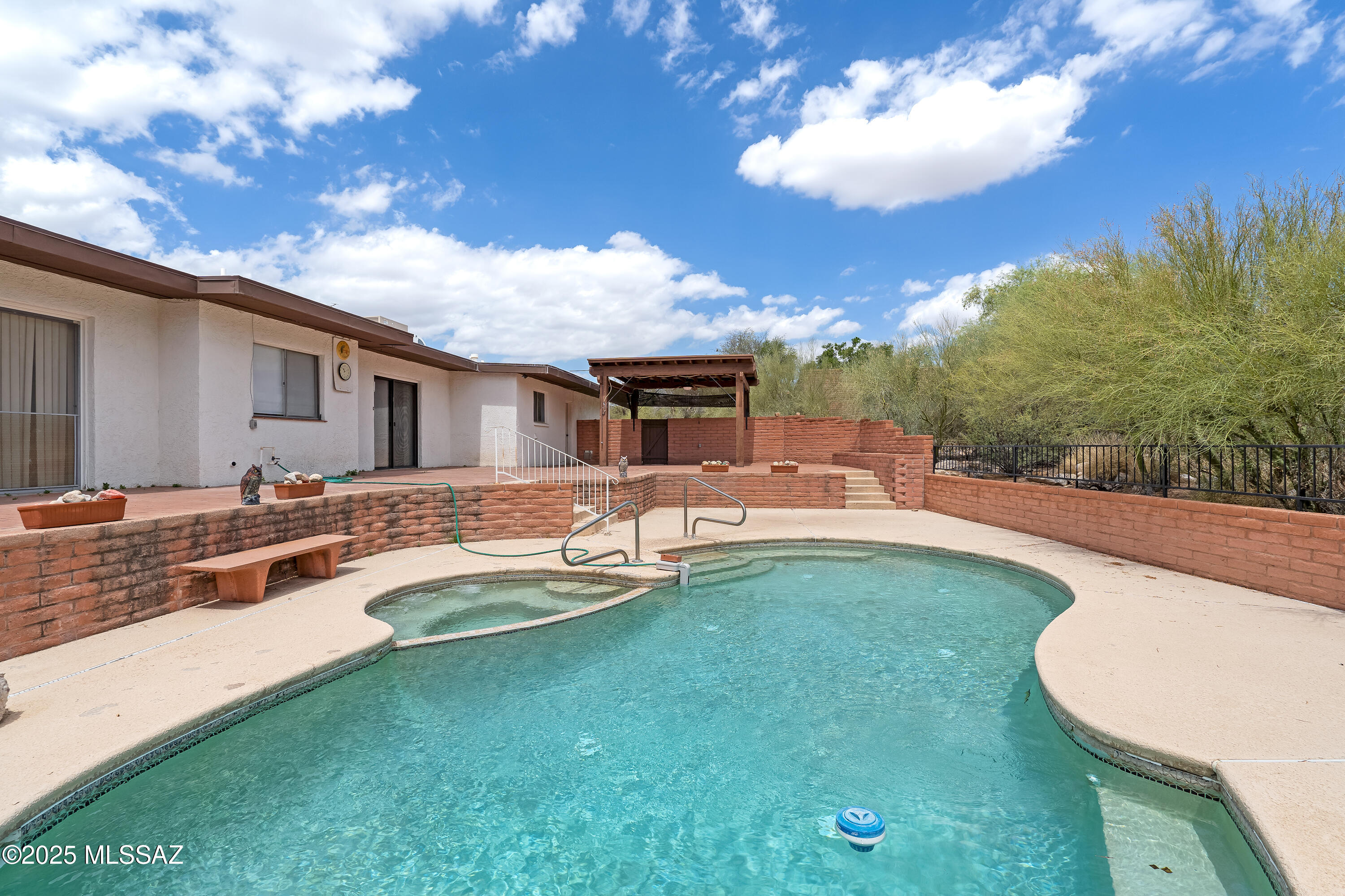 6530 N Longfellow – photo