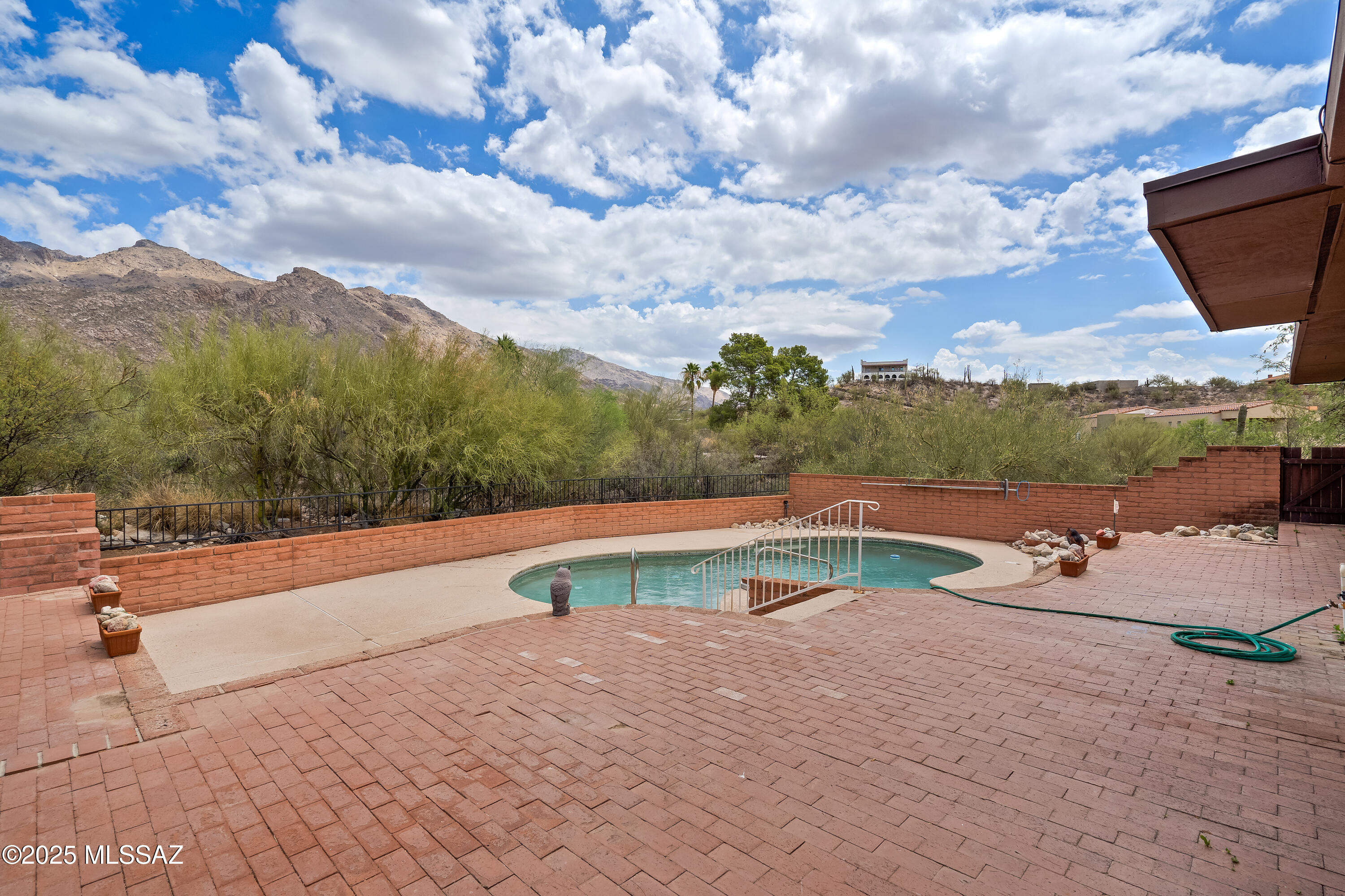 6530 N Longfellow – photo