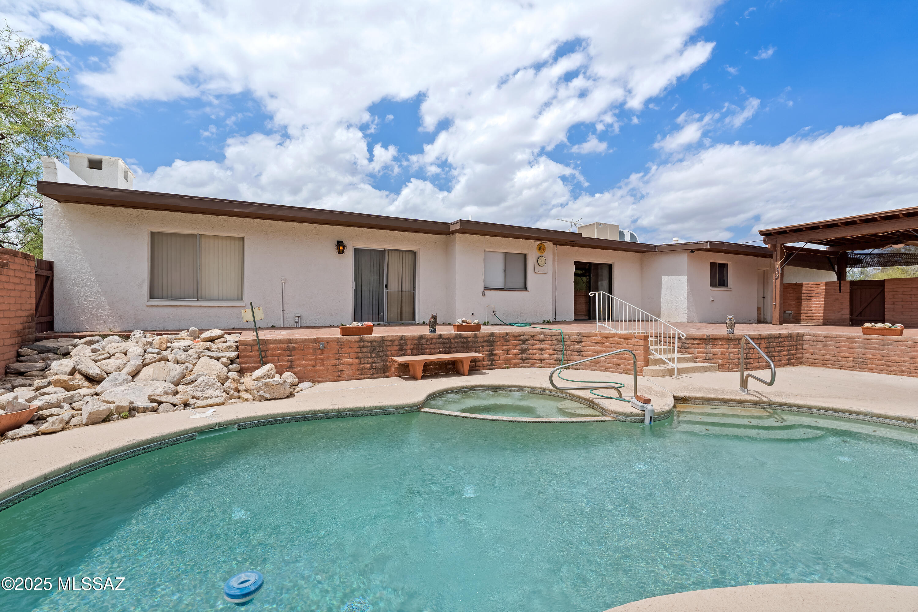 6530 N Longfellow – photo