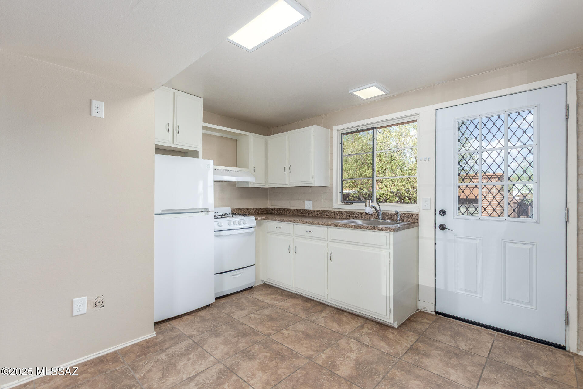 235 S Paseo Quinta APT B – photo
